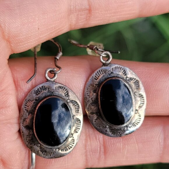 Vintage Native American handmade 925 sterling silver stampwork onyx earrings - Picture 6 of 16
